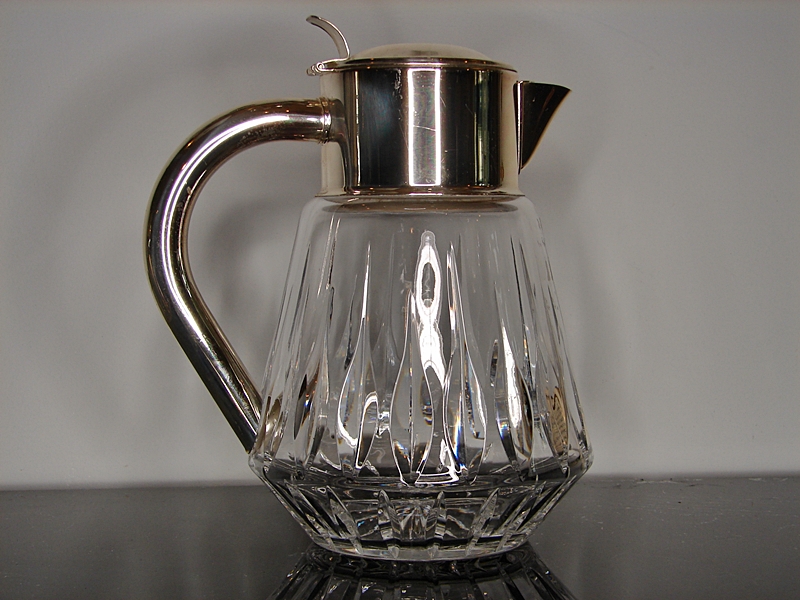 Okazałe kryształowe dzbanki na napoje